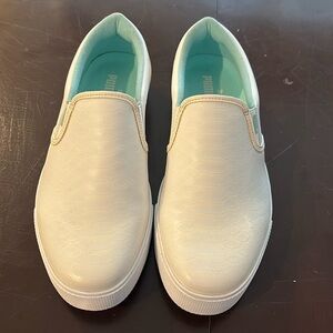 Size 9 womens Puma spikeless golf shoes